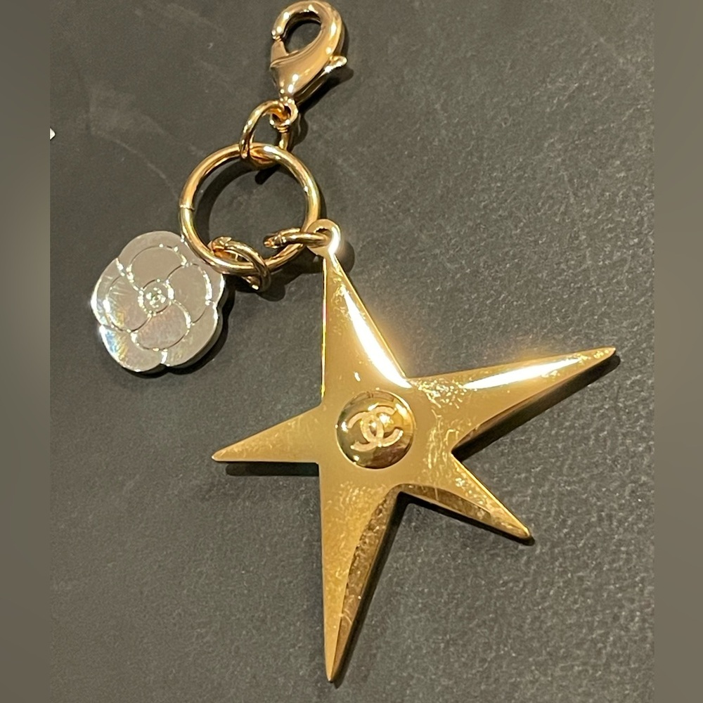CHANEL (Brand New)  Gold Star Charm Keychain